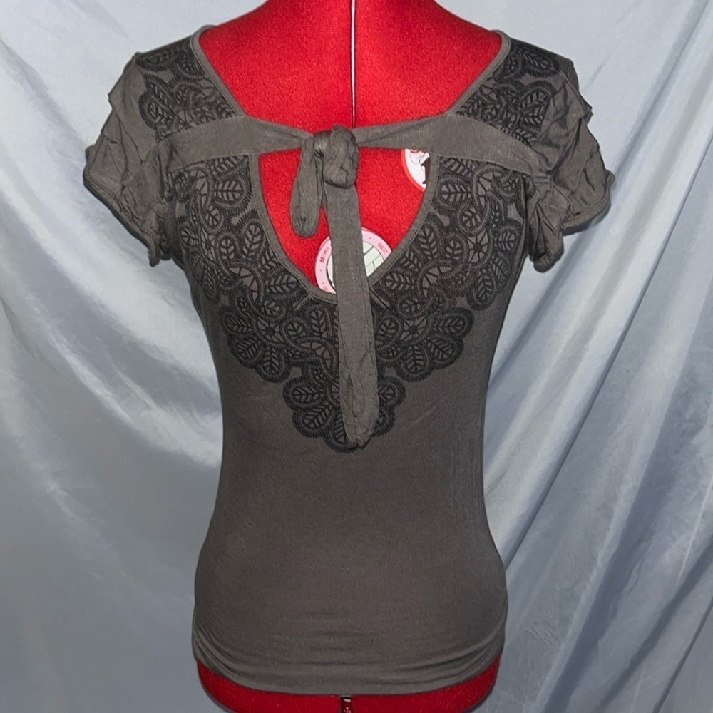 XS55 Vero moda ruched shoulder tie front floral style t shirt